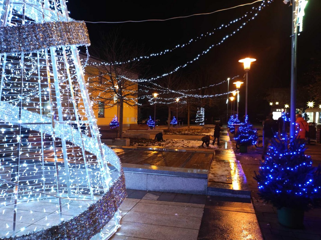 VIDEO/FOTO Bend Tragovi su ugrijali publiku na Adventskoj čaroliji u Prelogu!