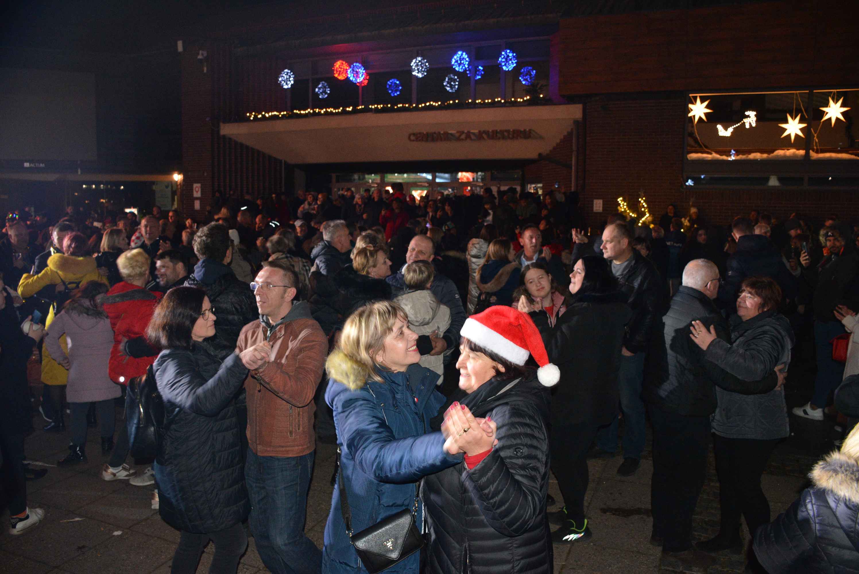 FOTO/VIDEO Čakovec veselo proslavio dolazak 2024. uz ritam ‘Noćne smjene’ i puni trg