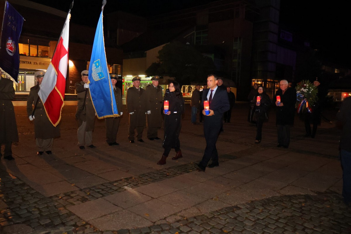 DAN SJEĆANJA Čakovec se i ove godine dostojanstveno prisjetio žrtava Vukovara i Škrabrnje te obljetnice pogibije Nikole VII. Zrinskog DAN SJEĆANJA Čakovec se i ove godine dostojanstveno prisjetio žrtava Vukovara i Škrabrnje te obljetnice pogibije Nikole VII. Zrinskog