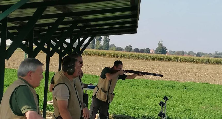 LOVAČKO DRUŠTVO JAREBICA Održano je društveno gađanje glinenih golubova LOVAČKO DRUŠTVO JAREBICA Održano je društveno gađanje glinenih golubova