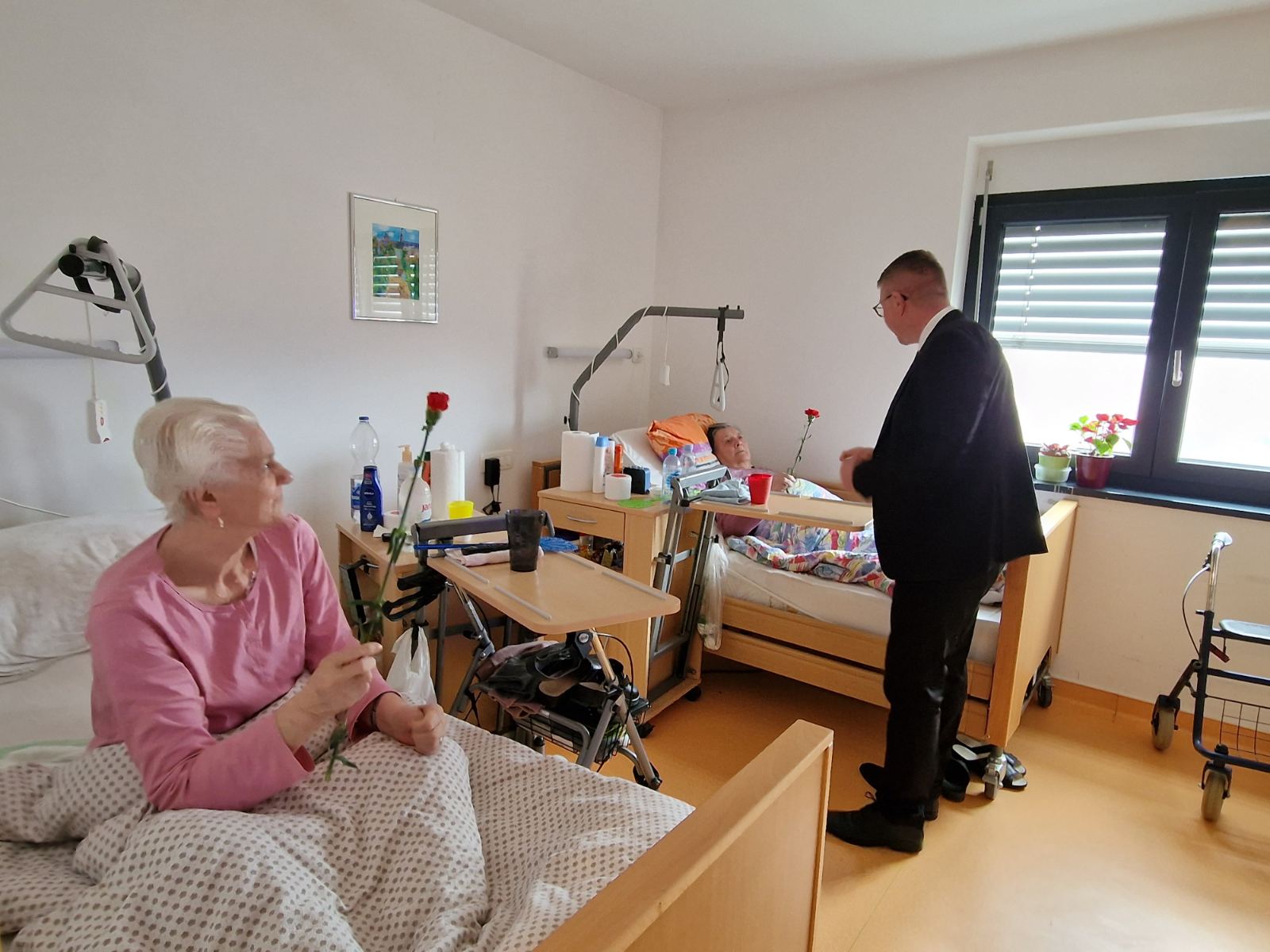 Gradonačelnik Dražen Srpak darivao žene na njihovim radnim mjestima