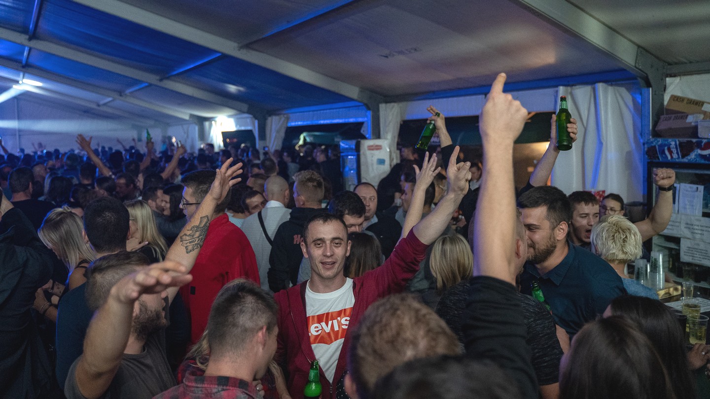 Odlična atmosfera u Kotoribi: Željko Bebek raspjevao publiku u prepunom šatoru