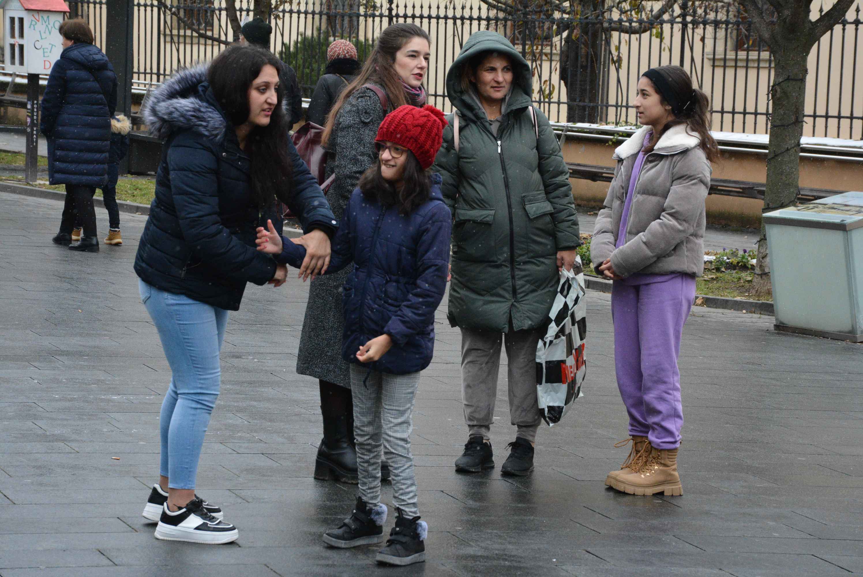 FOTO/VIDEO Zabundani veliki i mali unatoč gustom snijegu i hladnoći proveli prijepodne u veselom raspoloženju