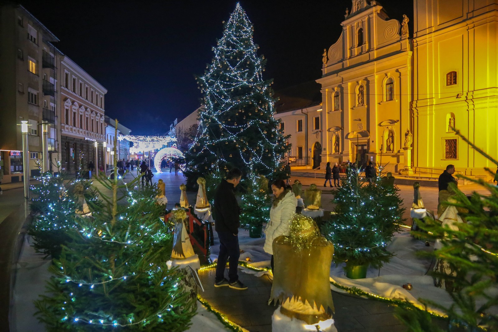 Upaljena prva adventska svijeća u Čakovcu: Predivna rasvjeta zasjala gradom