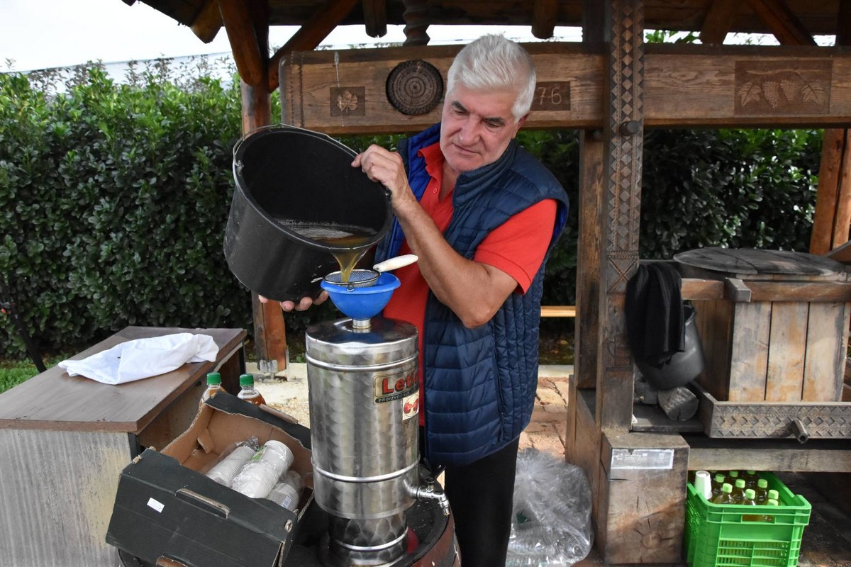 FOTO Ukusne i zdrave jabuke, zakuska i zabavni program za posjetitelje Izložbe starih i novijih sorti jabuka FOTO Ukusne i zdrave jabuke, zakuska i zabavni program za posjetitelje Izložbe starih i novijih sorti jabuka