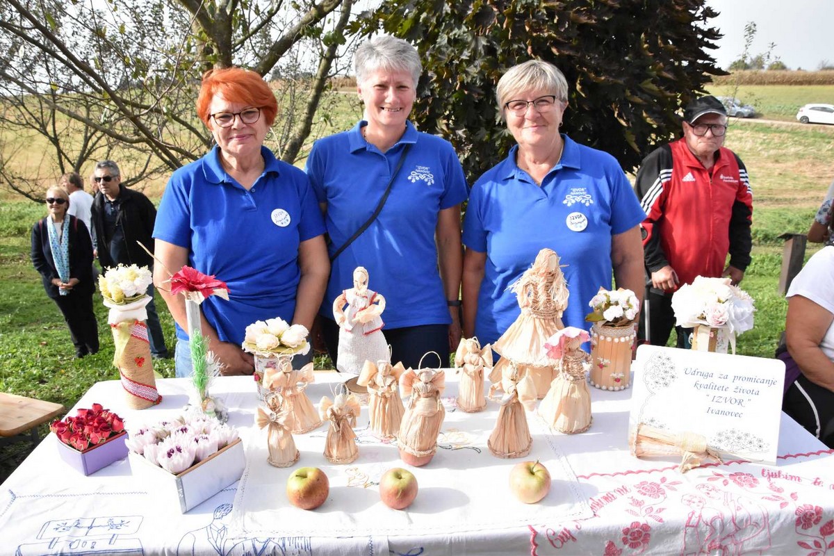FOTO Ukusne i zdrave jabuke, zakuska i zabavni program za posjetitelje Izložbe starih i novijih sorti jabuka FOTO Ukusne i zdrave jabuke, zakuska i zabavni program za posjetitelje Izložbe starih i novijih sorti jabuka