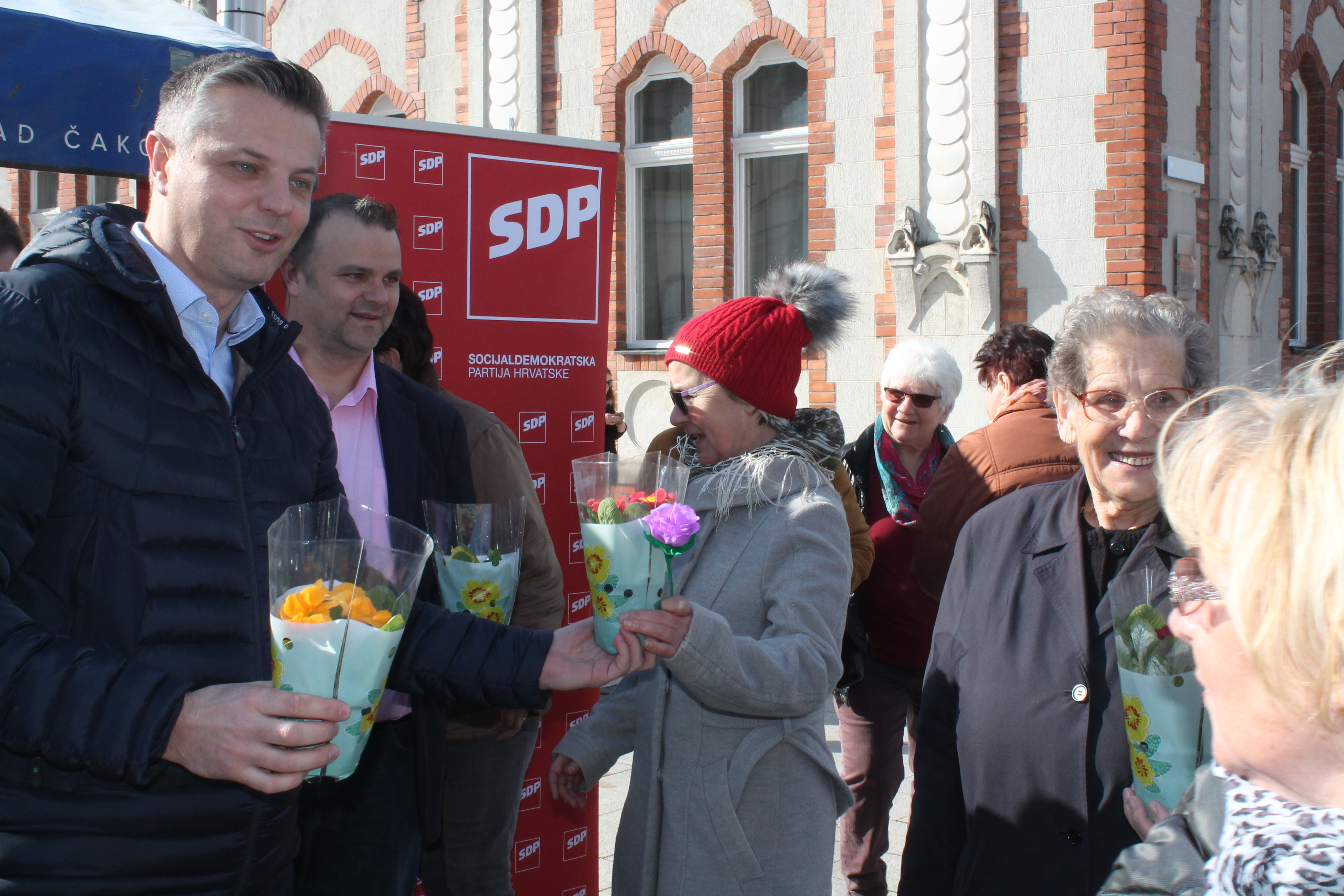‘ŽENE, SRETAN VAM VAŠ DAN’ Političari darivali prolaznice gradom