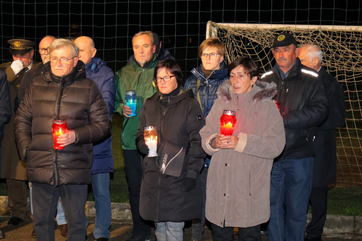 DAN SJEĆANJA Čakovec se i ove godine dostojanstveno prisjetio žrtava Vukovara i Škrabrnje te obljetnice pogibije Nikole VII. Zrinskog DAN SJEĆANJA Čakovec se i ove godine dostojanstveno prisjetio žrtava Vukovara i Škrabrnje te obljetnice pogibije Nikole VII. Zrinskog