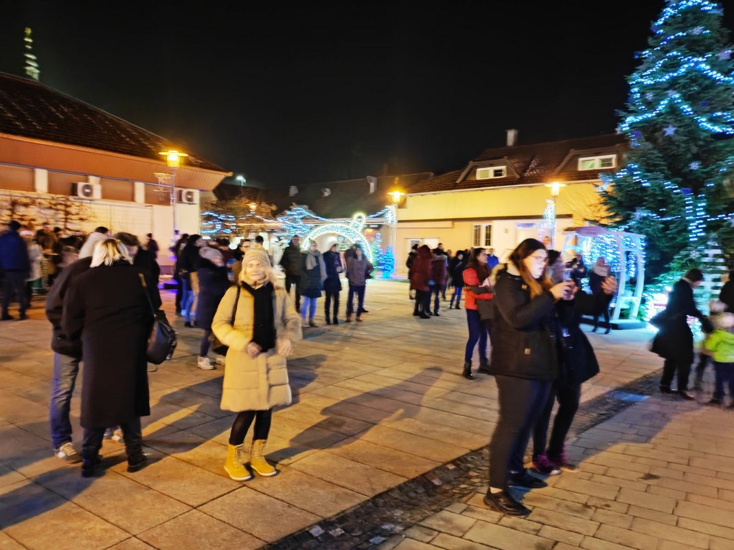 VIDEO/FOTO Bend Tragovi su ugrijali publiku na Adventskoj čaroliji u Prelogu!