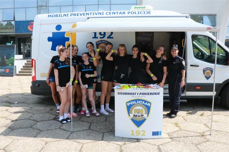 Policija mladim rukometašima predstavila preventivne projekte
