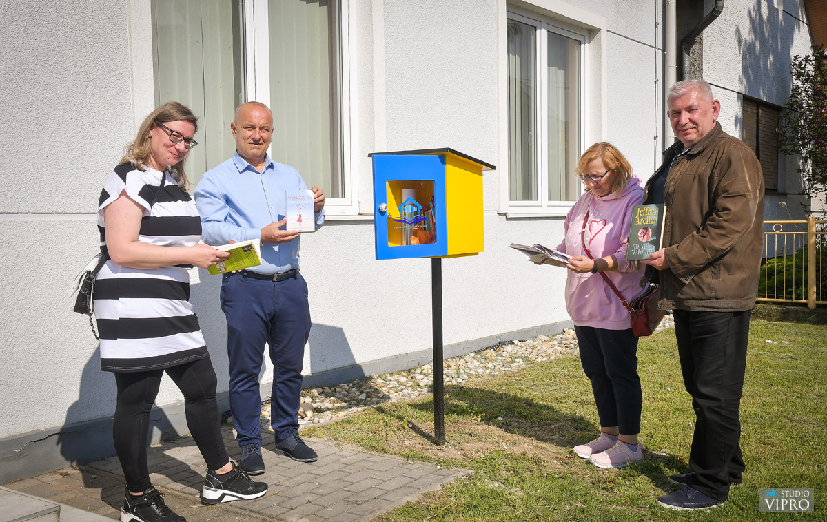 Mala slobodna knjižnica u Oporovcu