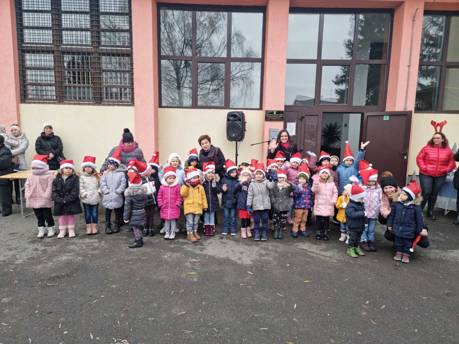 Dodjela slatkih paketa u Ivanovcu