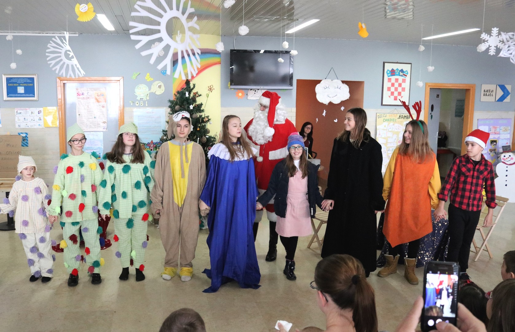 Djed Mraz predstavom i poklonima razveselio mališane s dječjeg odjela ŽB Čakovec