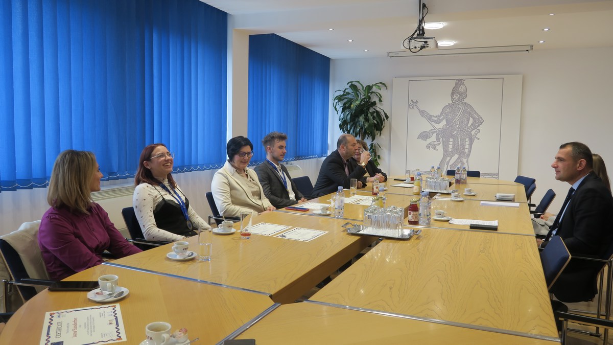 PRIJEM KOD ŽUPANA Karlo Gracin Šardi, Ema Kos i Ivana Hansderfner u samom europskom vrhu PRIJEM KOD ŽUPANA Karlo Gracin Šardi, Ema Kos i Ivana Hansderfner u samom europskom vrhu