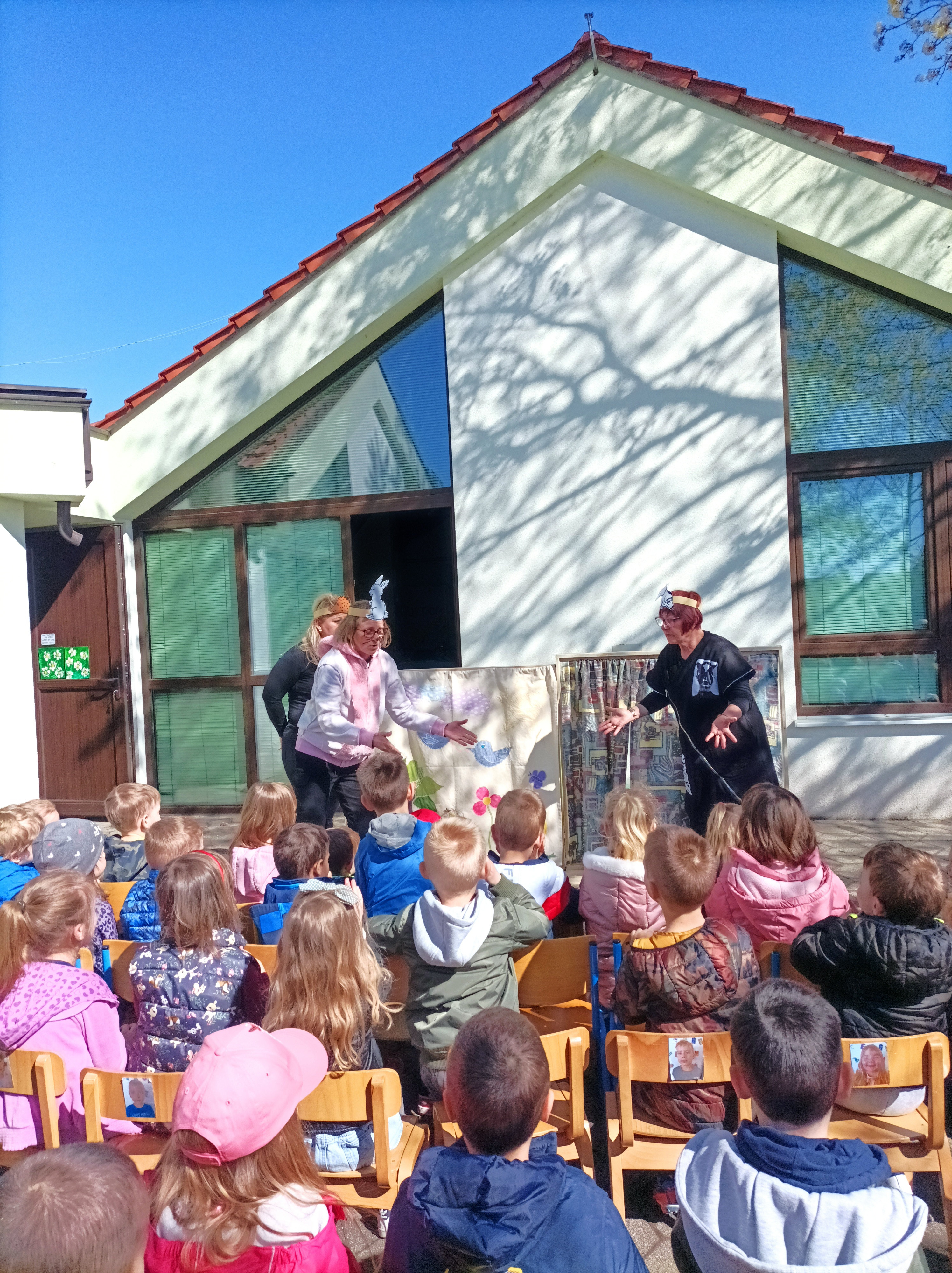 MALIŠANI UŽIVALI Predstava ‘Romobil za uskršnjeg zeca’ u vrtiću Maslačak