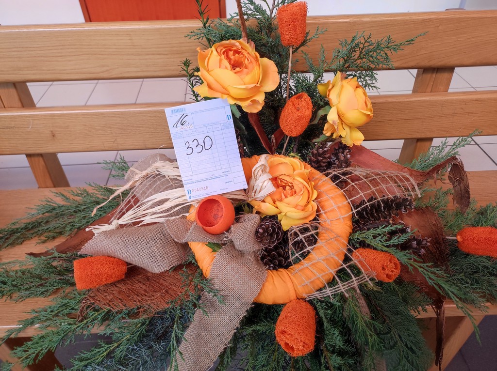 PRIGODNI ARANŽMANI Prodajna izložba aranžmana uoči Svih svetih u holu Gospodarske škole