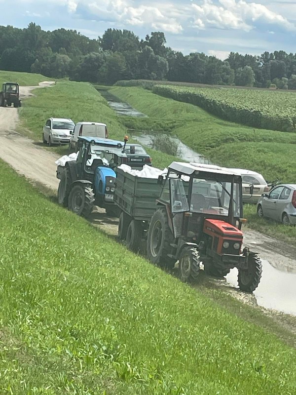 PRAVA AKCIJA U KOTORIBI Mještani raspoređuju vreće s pijeskom i spašavaju mjesto od prodora vode
