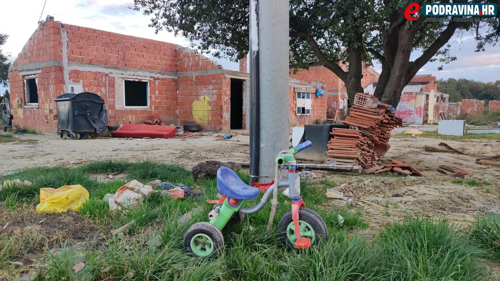 MJEŠTANIMA LAKNULO Romi iselili i sa sobom odnijeli čak i prozore, vrata, crijep…