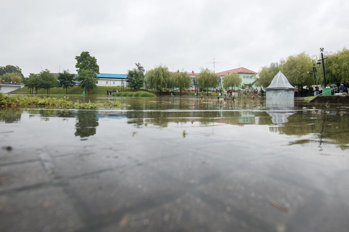 GRAĐANE ČEKA DUGA NOĆ Mura se izlila na šetnicu u Murskom Središću