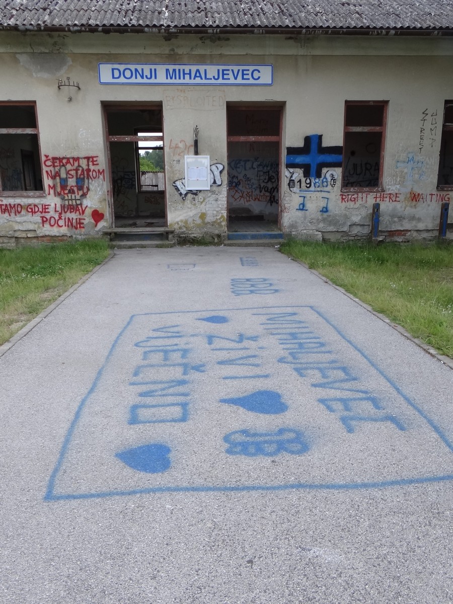 FOTO Željeznička postaja koja to nije: Vandalizam nad zapuštenom željezničkom postajom Donji Mihaljevec FOTO Željeznička postaja koja to nije: Vandalizam nad zapuštenom željezničkom postajom Donji Mihaljevec