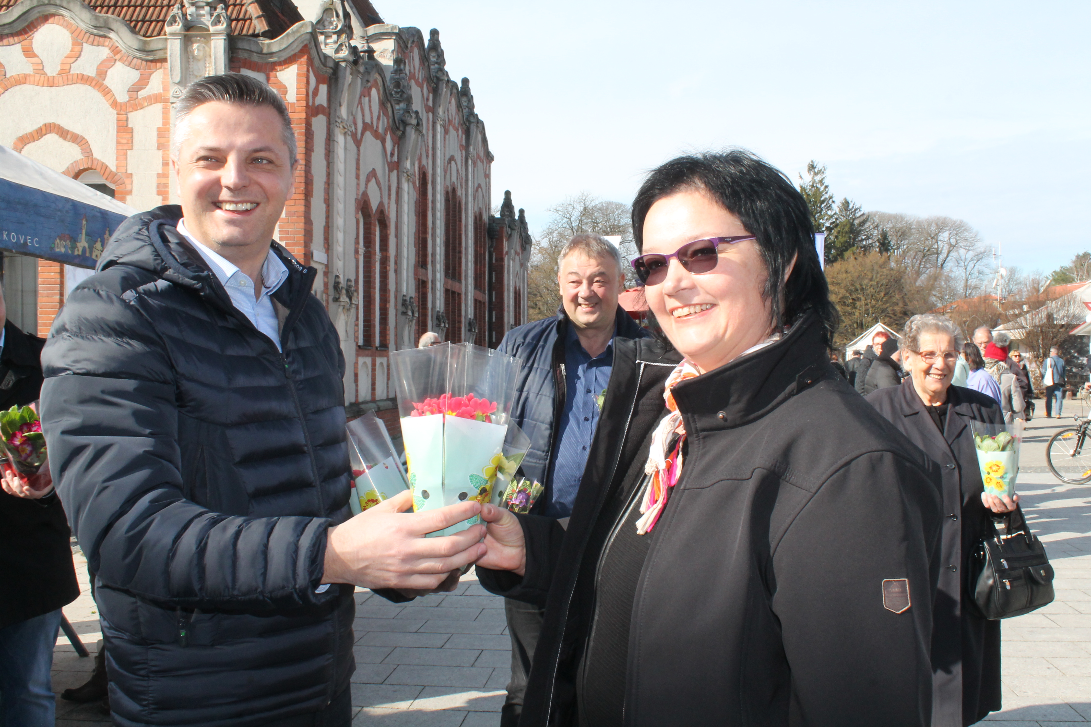 ‘ŽENE, SRETAN VAM VAŠ DAN’ Političari darivali prolaznice gradom