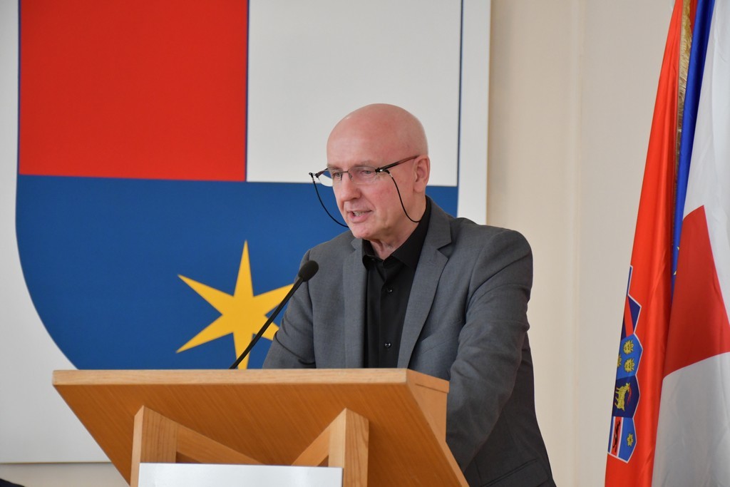 CENTRALIZACIJA BOLNICA Međimurska županija traži ocjenu ustavnosti zakona kojima osnivačka prava nad bolnicama preuzima država CENTRALIZACIJA BOLNICA Međimurska županija traži ocjenu ustavnosti zakona kojima osnivačka prava nad bolnicama preuzima država