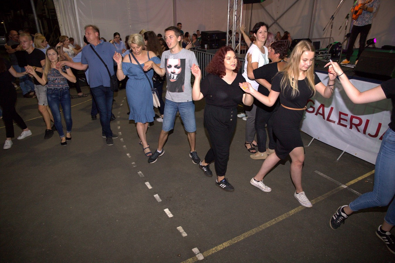 Mejaši rasplesali brojnu publiku u Palovcu