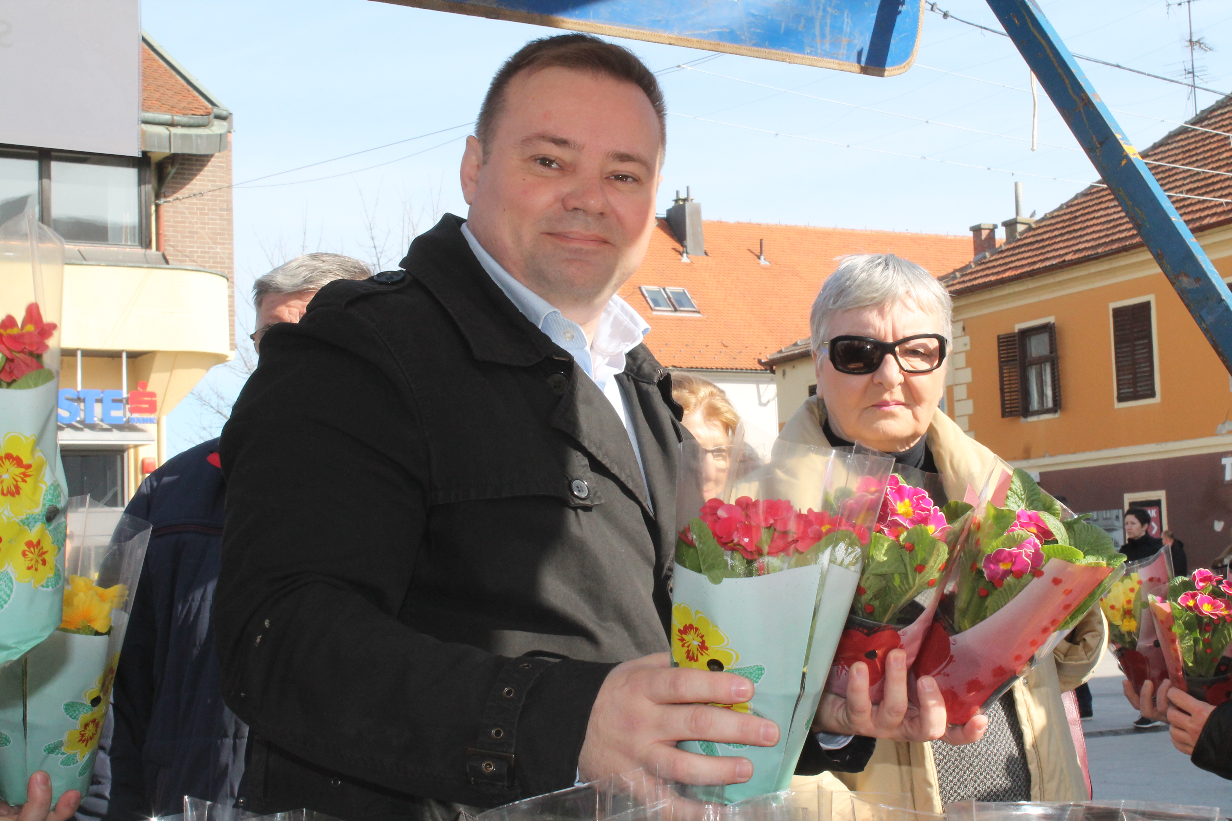 ‘ŽENE, SRETAN VAM VAŠ DAN’ Političari darivali prolaznice gradom