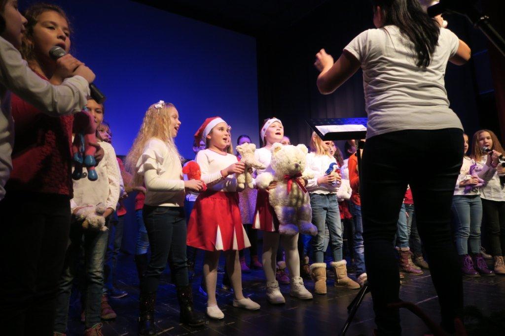 SV. NIKOLA U KOTORIBI Stotinjak mališana dočekalo omiljenog sveca