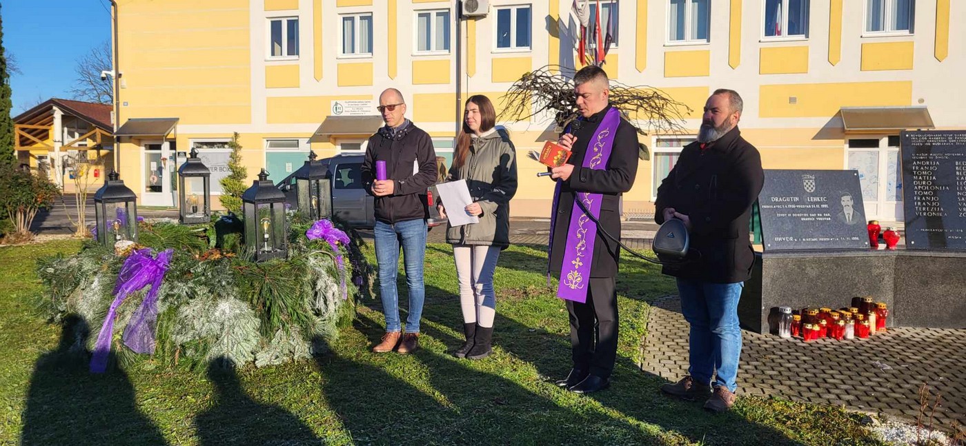 PRIBISLAVEC Ispred Društvenog doma zapaljena je prva adventska svijeća, svijeća nade i vjere!