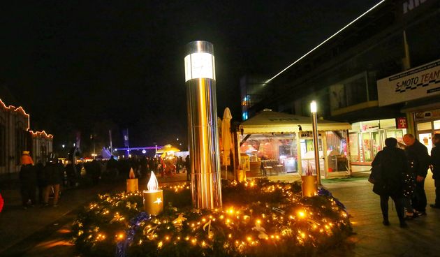 ADVENT U GRADU ZRINSKIH Božićna čarolija zavladala Čakovcem: Zasjala je prva svijeća na adventskom vijencu