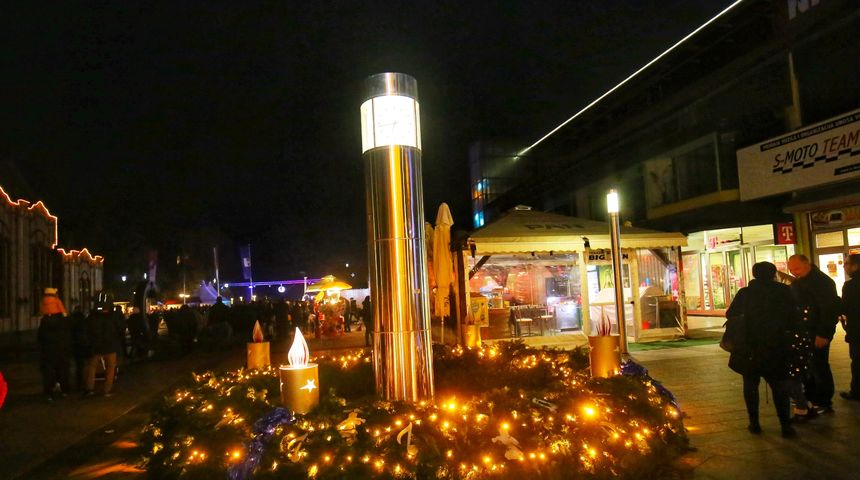 ADVENT U GRADU ZRINSKIH Božićna čarolija zavladala Čakovcem: Zasjala je prva svijeća na adventskom vijencu ADVENT U GRADU ZRINSKIH Božićna čarolija zavladala Čakovcem: Zasjala je prva svijeća na adventskom vijencu