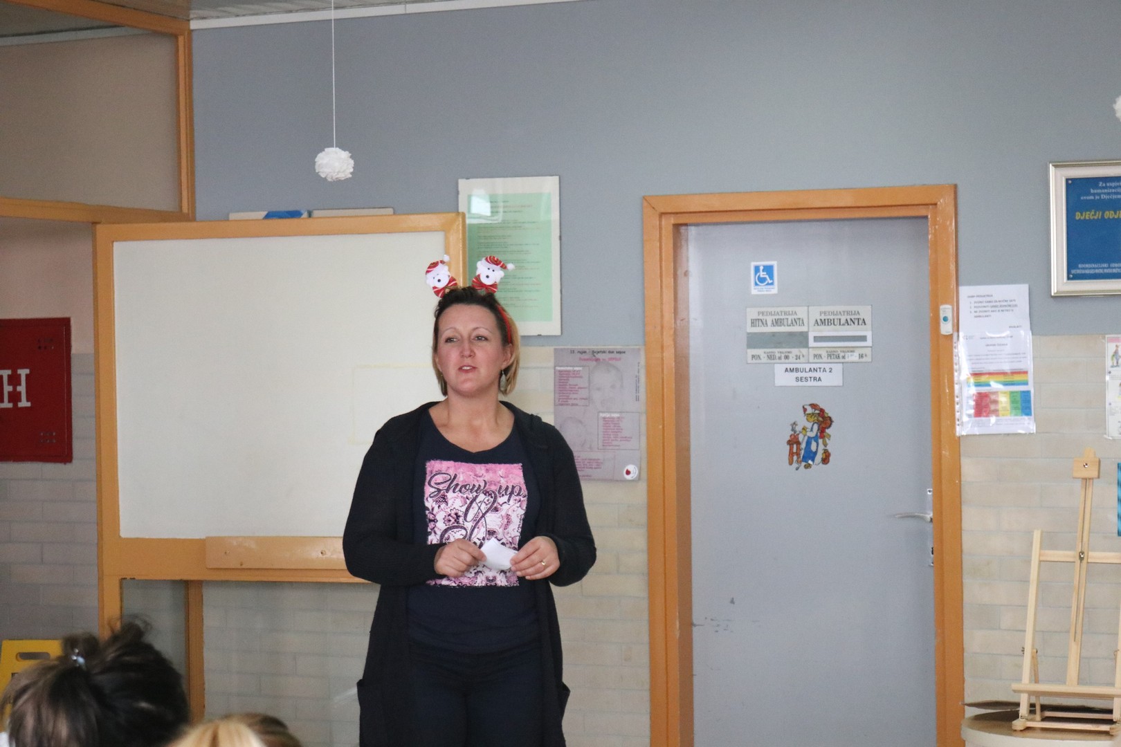 Djed Mraz predstavom i poklonima razveselio mališane s dječjeg odjela ŽB Čakovec