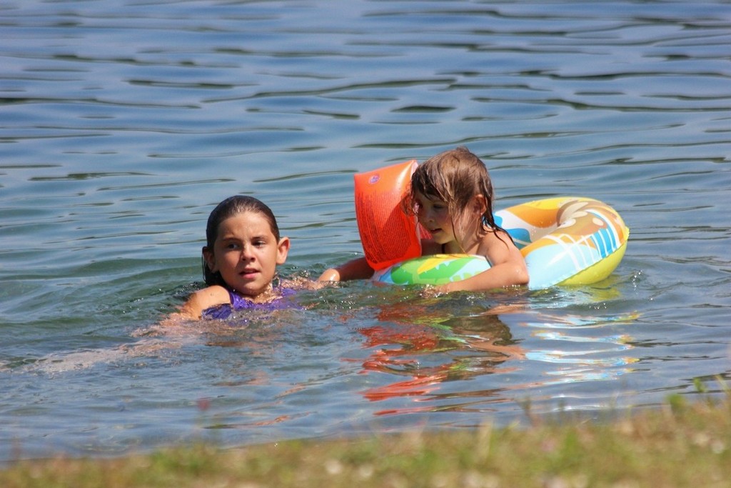 Međimurke i Međimurci spas od ljetnih vrućina potražili uz rijeku Dravu