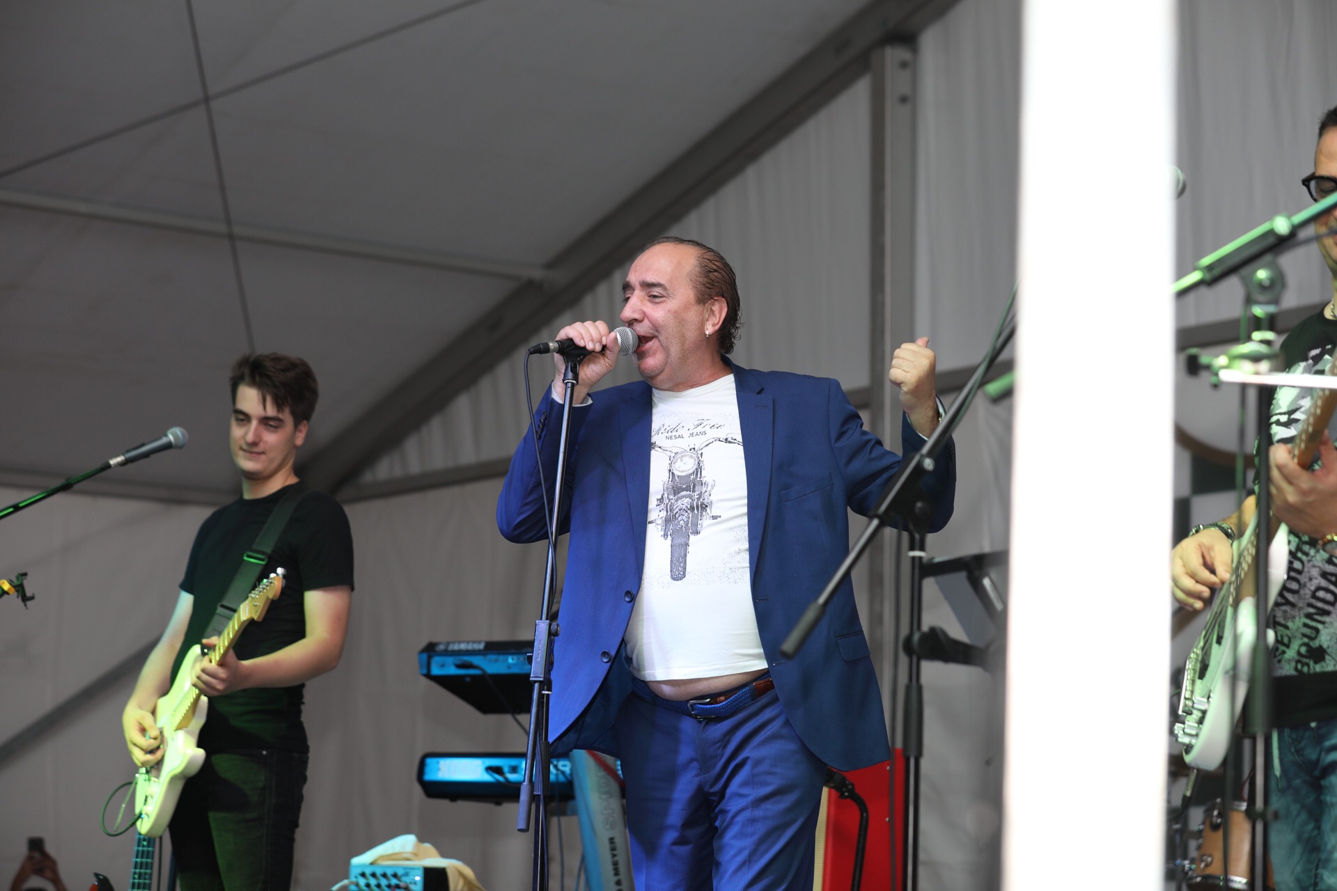 Mladen Grdović ispunio šator u Sv. Martinu na Muri, pjevalo se i plesalo uz njegove hitove Mladen Grdović ispunio šator u Sv. Martinu na Muri, pjevalo se i plesalo uz njegove hitove