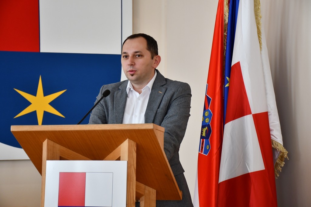 CENTRALIZACIJA BOLNICA Međimurska županija traži ocjenu ustavnosti zakona kojima osnivačka prava nad bolnicama preuzima država CENTRALIZACIJA BOLNICA Međimurska županija traži ocjenu ustavnosti zakona kojima osnivačka prava nad bolnicama preuzima država