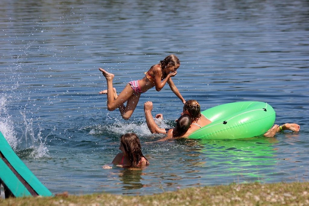 Međimurke i Međimurci spas od ljetnih vrućina potražili uz rijeku Dravu