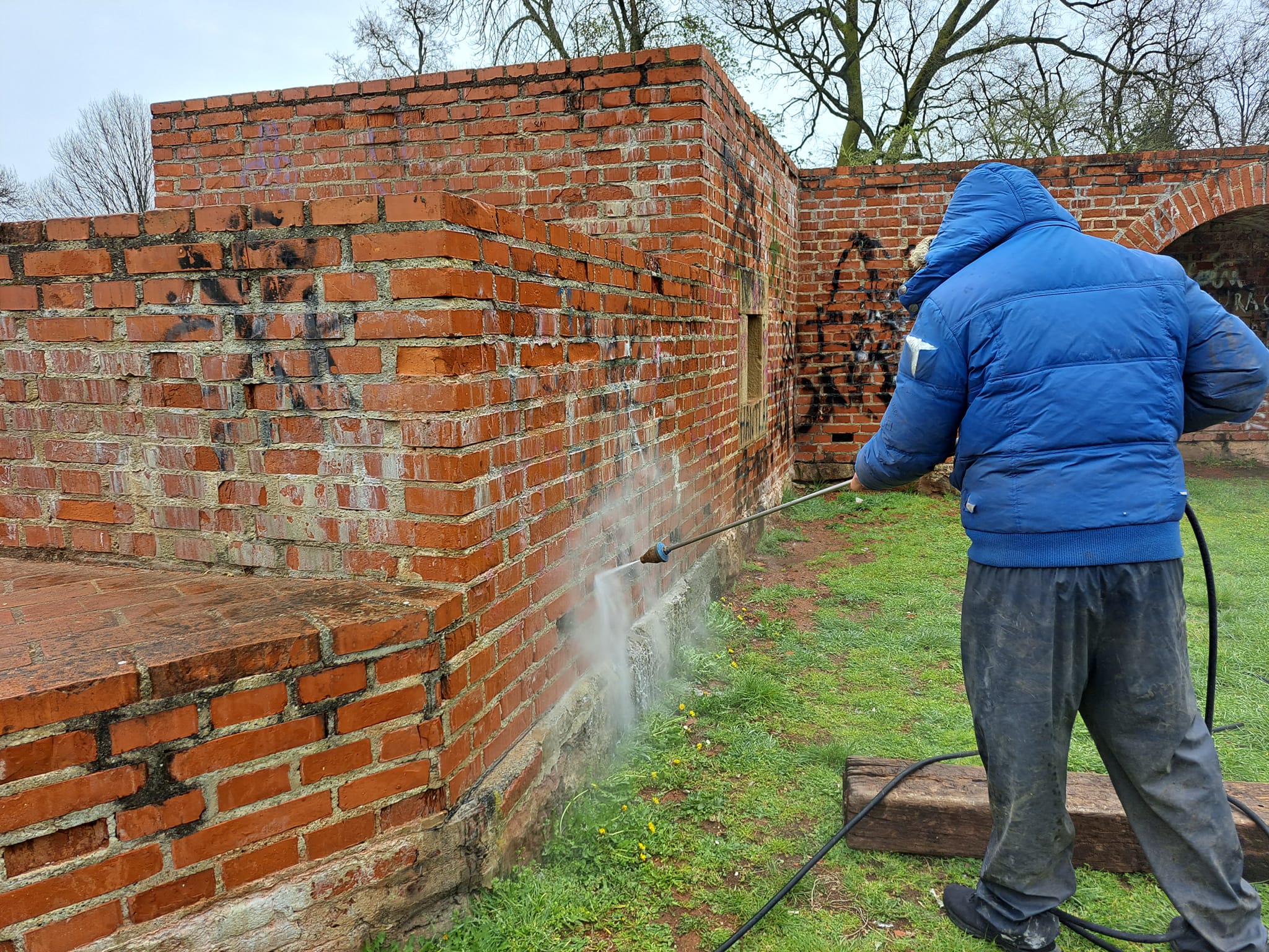 Uklanjaju se grafiti s južne kule Starog grada u Čakovcu, postavljen i video nadzor