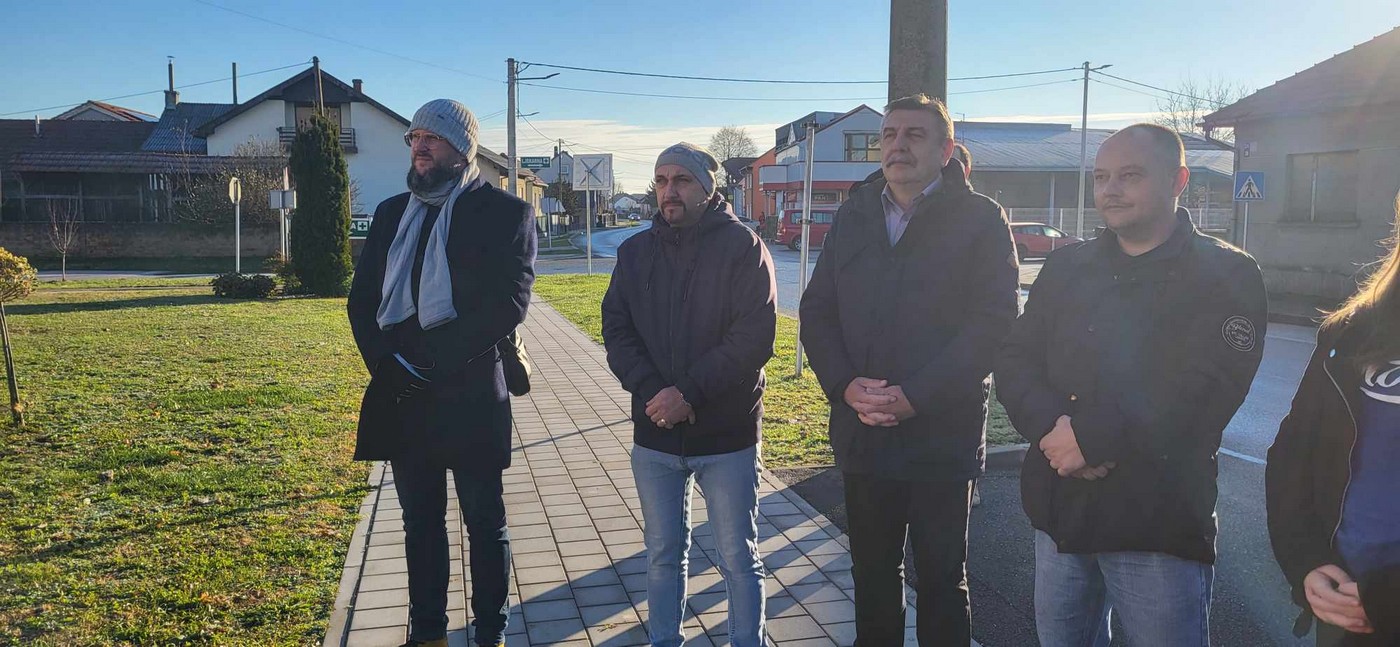 PRIBISLAVEC Ispred Društvenog doma zapaljena je prva adventska svijeća, svijeća nade i vjere!