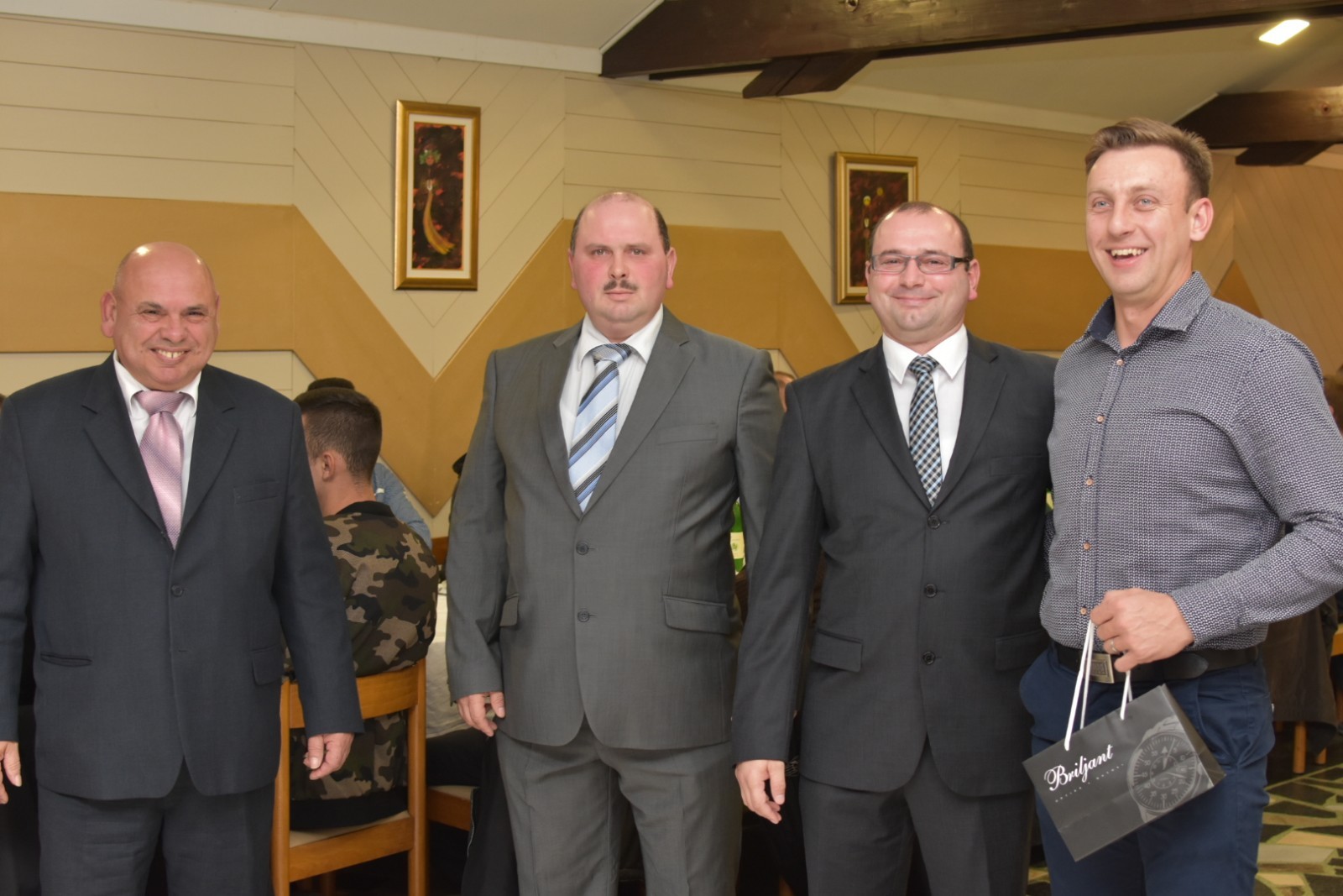 ANDRIJA TOMAŠEK ‘Sinovi nastavljaju moj posao i siguran sam da će uspješno trajati i slijedećih 25 godina’ ANDRIJA TOMAŠEK ‘Sinovi nastavljaju moj posao i siguran sam da će uspješno trajati i slijedećih 25 godina’