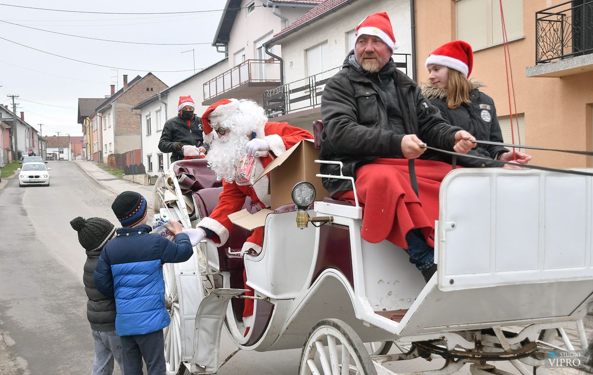 Veselje za kraj godine: Djed Božićnjak na kočiji stigao u Goričan!