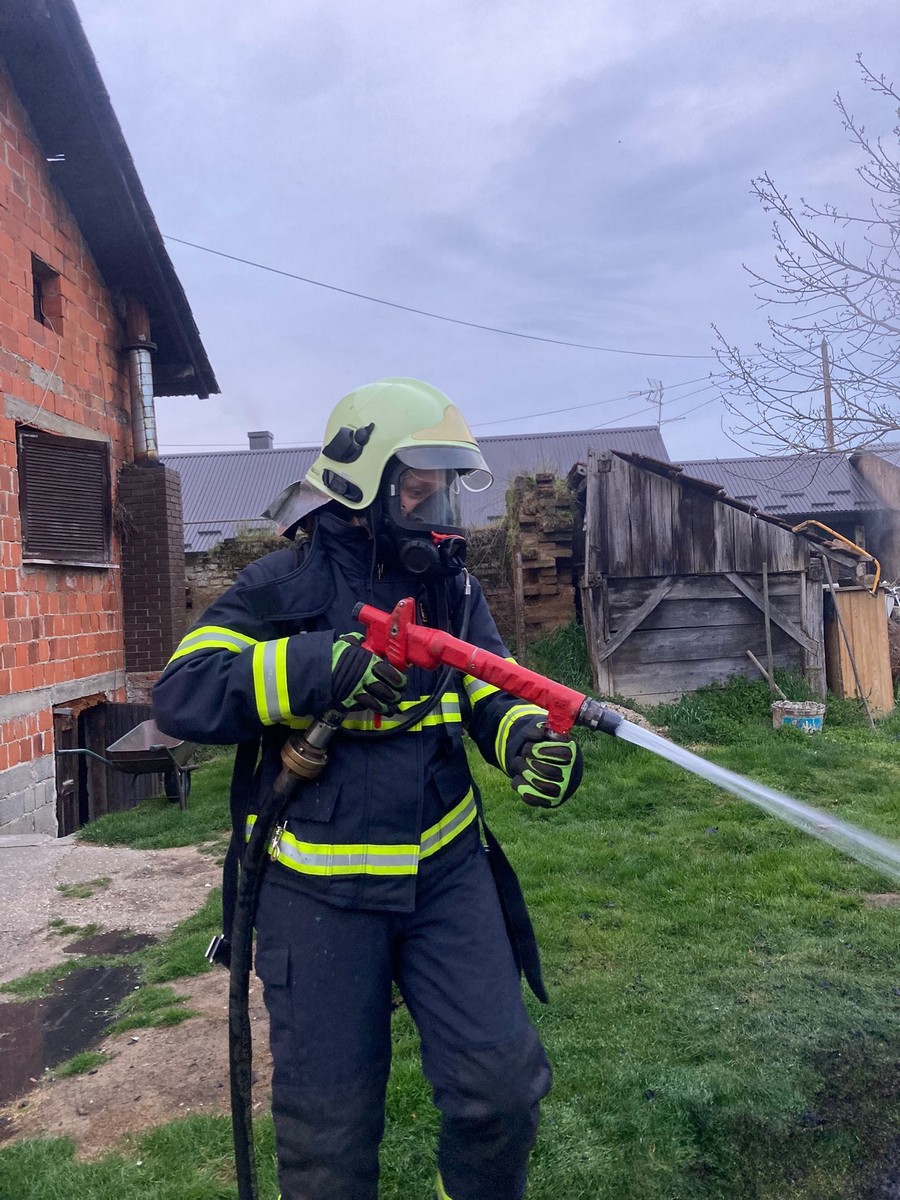 Gorio automobil u dvorištu u Vratišincu