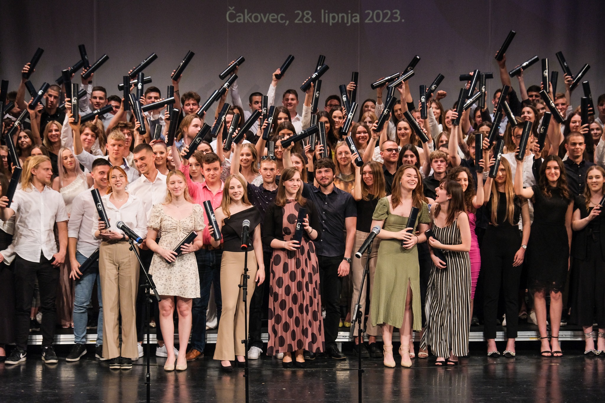 GIMNAZIJA JOSIPA SLAVENSKOG Predivni trenuci s podjele svjedodžbi