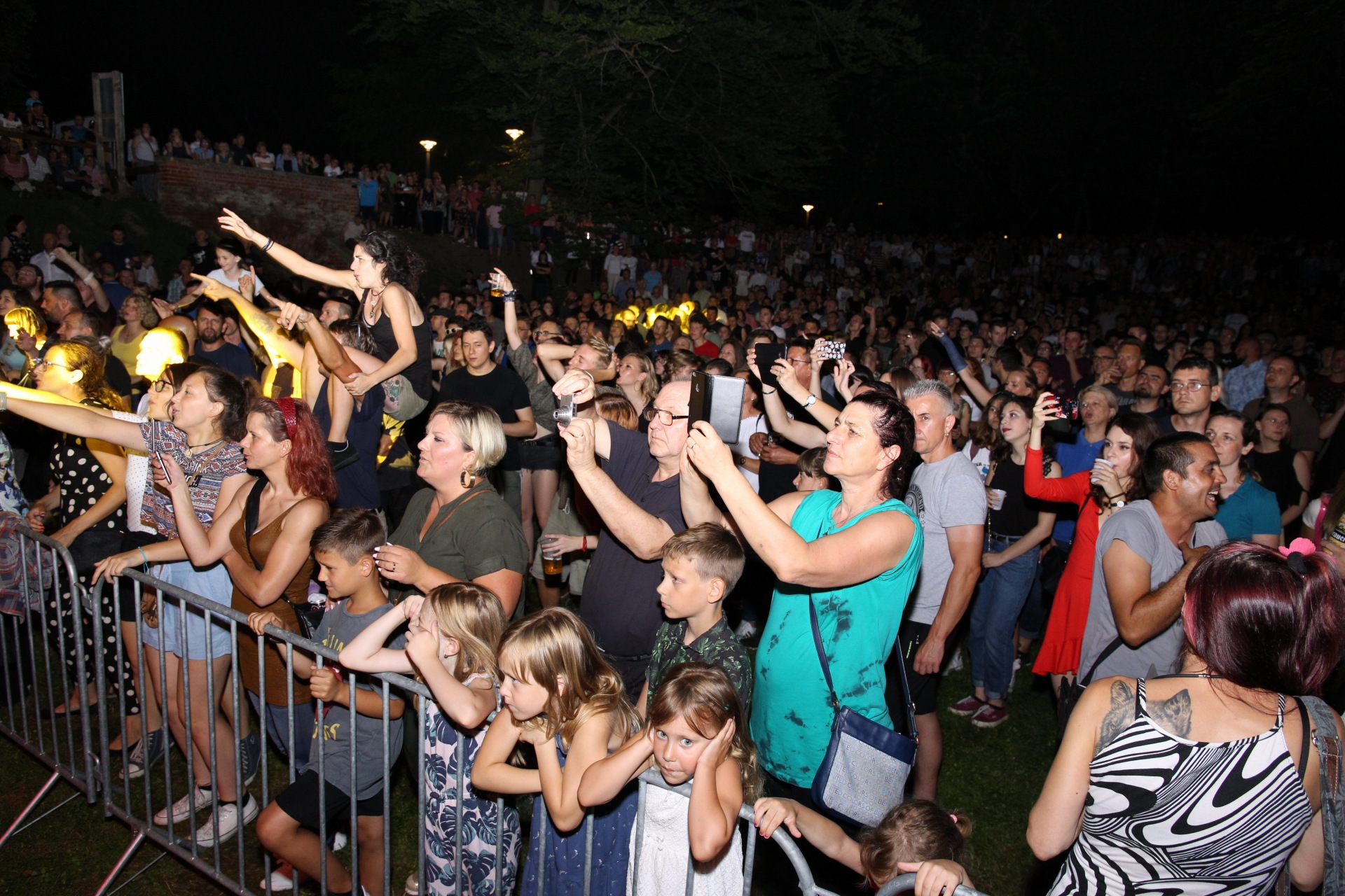 LJETO U GRADU ZRINSKIH Psihomodo pop i Gobac pjevali s brojnim fanovima u Čakovcu LJETO U GRADU ZRINSKIH Psihomodo pop i Gobac pjevali s brojnim fanovima u Čakovcu