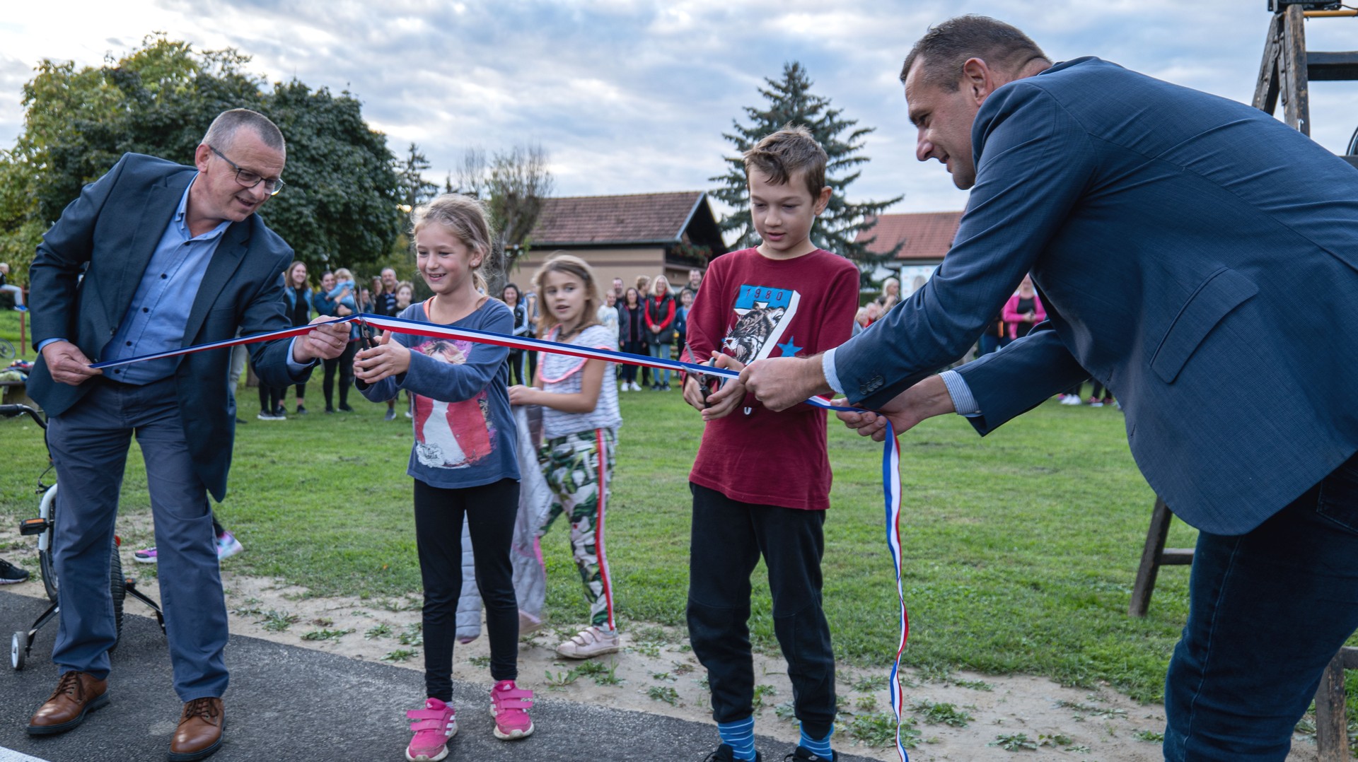 Župan Posavec i načelnik Meglić svečano otvorili obnovljeno košarkaško igralište u Šenkovcu Župan Posavec i načelnik Meglić svečano otvorili obnovljeno košarkaško igralište u Šenkovcu