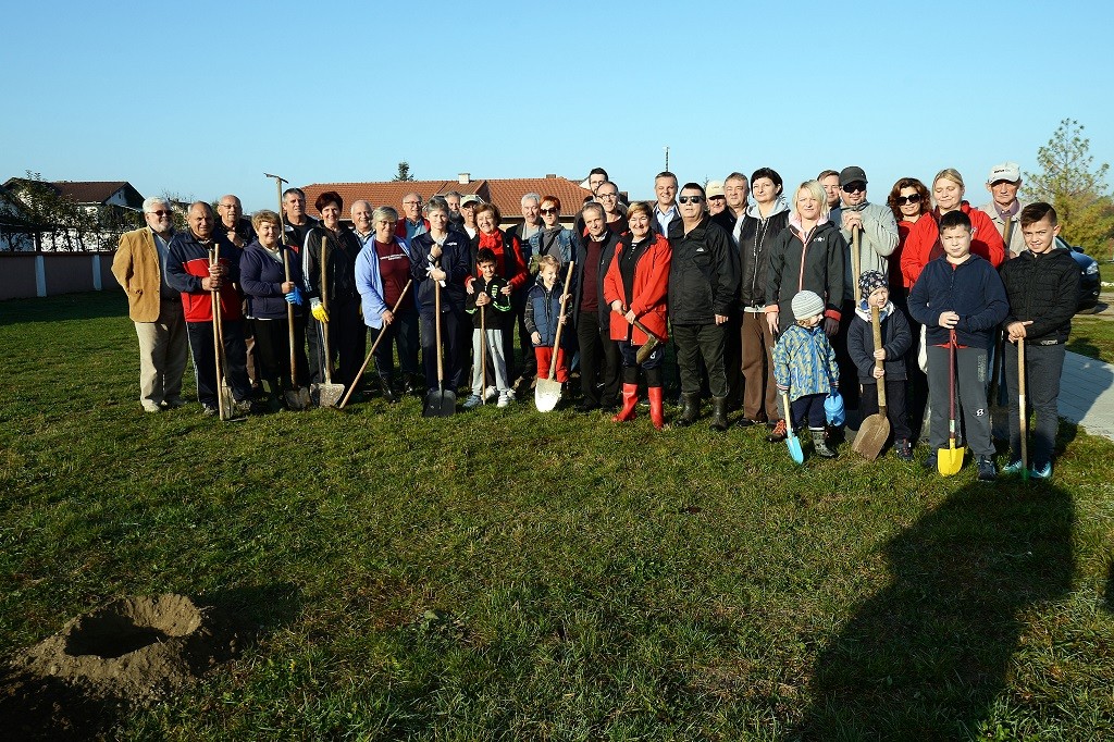 FOTO Velik broj građana subotnje prijepodne iskoristio za sadnju stabala u Čakovcu
