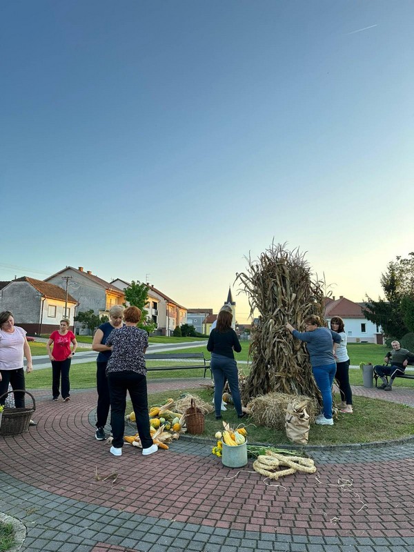 KRIŠTANOVEC Članice Udruge žena uredile mjesto i dale mu pravi jesenski štih