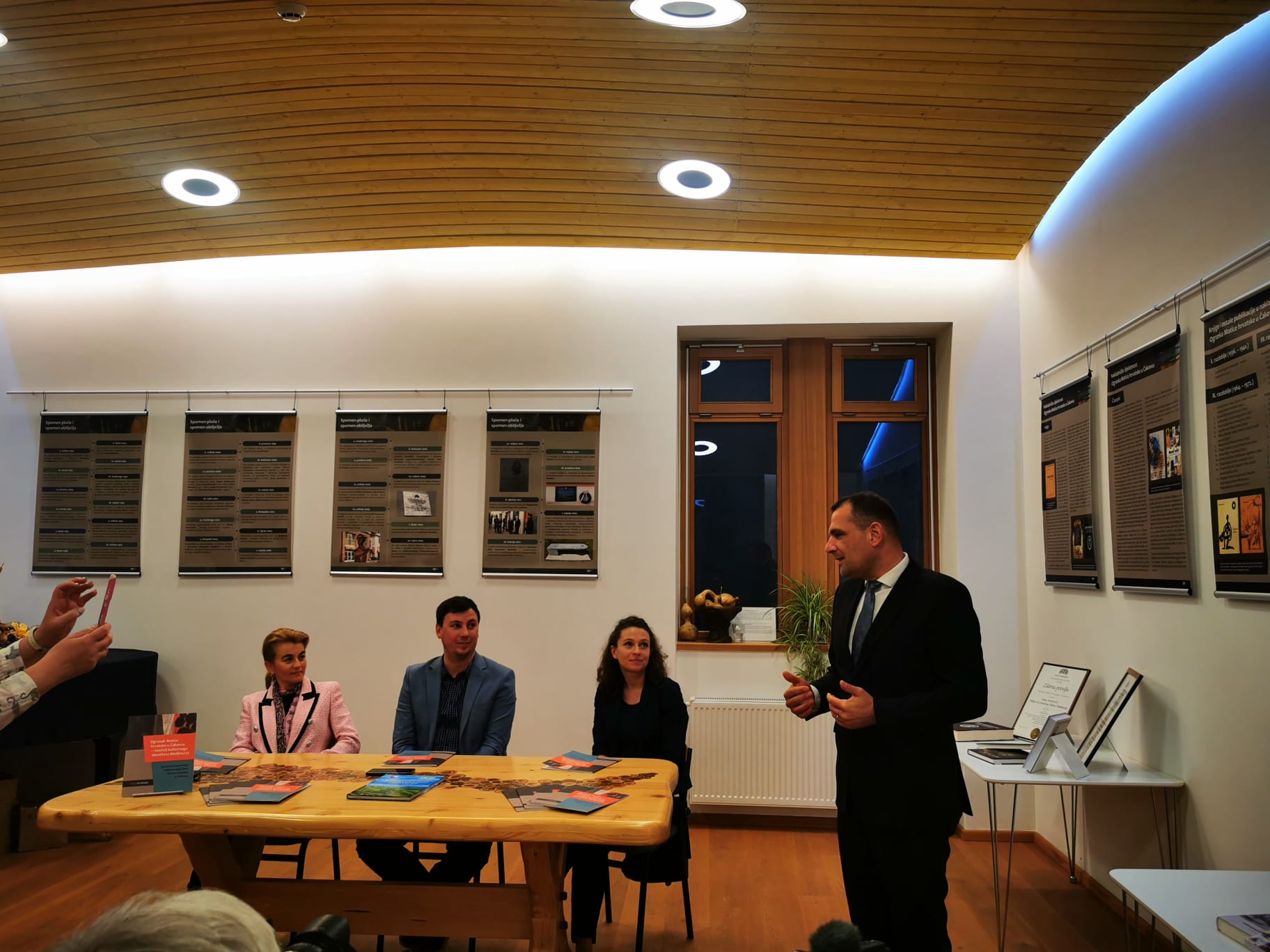 OGRANAK MATICE HRVATSKE U ČAKOVCU Predstavljena spomenica i otvorena izložba