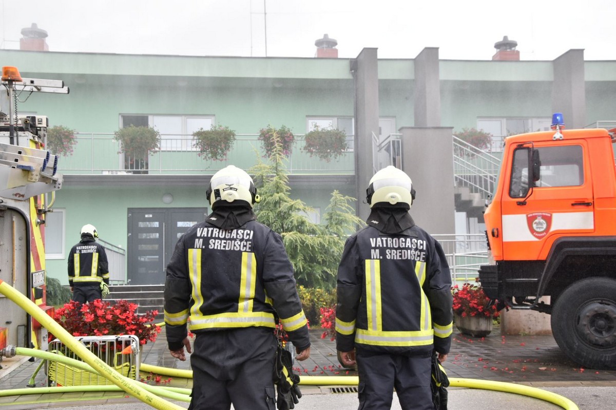 MURSKO SREDIŠĆE Održana uzbudljiva vježba u kojoj su vatrogasci uspješno ugasili požar i spasili unesrećene MURSKO SREDIŠĆE Održana uzbudljiva vježba u kojoj su vatrogasci uspješno ugasili požar i spasili unesrećene