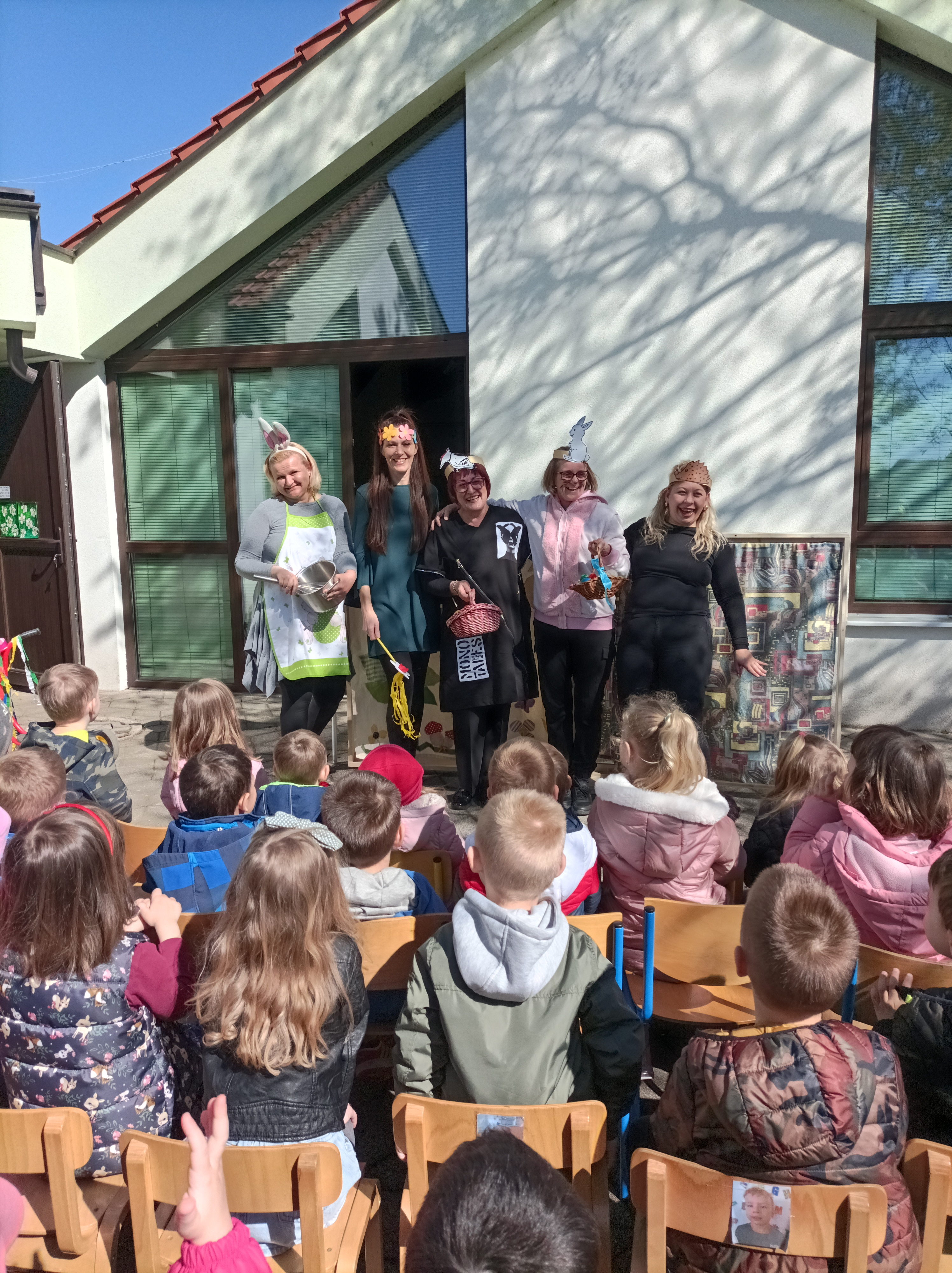 MALIŠANI UŽIVALI Predstava ‘Romobil za uskršnjeg zeca’ u vrtiću Maslačak